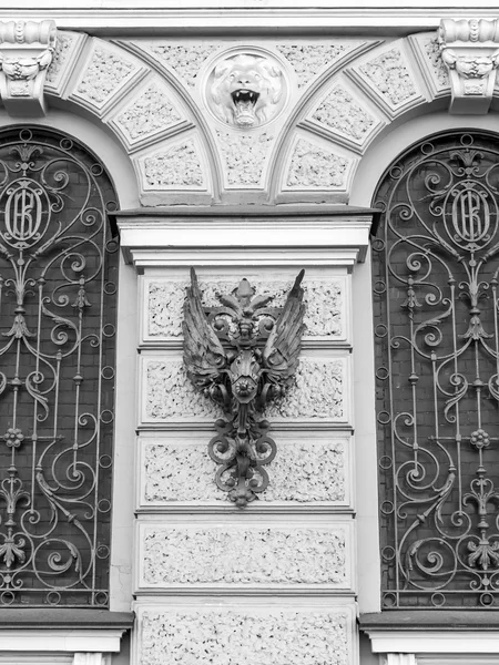 ST. PETERSBURG, RUSIA, 21 de agosto de 2016. Fragmento arquitectónico de una fachada del antiguo edificio. El Atlas soportando un balcón —  Fotos de Stock