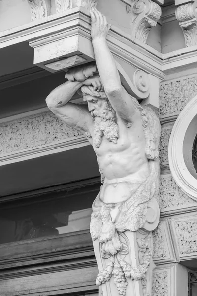 ST. PETERSBURG, RÚSSIA, em agosto 21, 2016. Fragmento arquitetônico de uma fachada do edifício velho. O Atlas que apoia uma sacada — Fotografia de Stock
