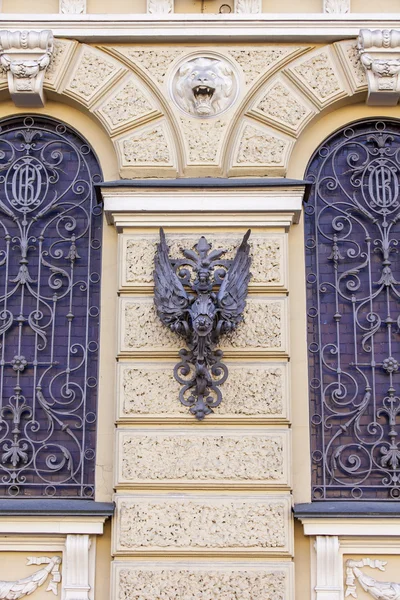 ST. PETERSBURG, RÚSSIA, em agosto 21, 2016. Fragmento arquitetônico de uma fachada do edifício velho. O Atlas que apoia uma sacada — Fotografia de Stock