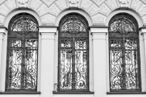 St. Petersburg, Rusko, 21 srpna 2016. Architektonický fragment průčelí staré budovy. Atlas, podporující balkón — Stock fotografie