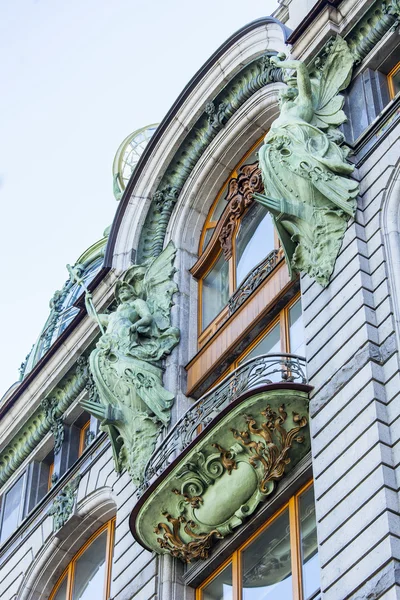 ST. PETERSBURG, RÚSSIA, em agosto 21, 2016. Fragmento arquitetônico de uma fachada de Singer House — Fotografia de Stock