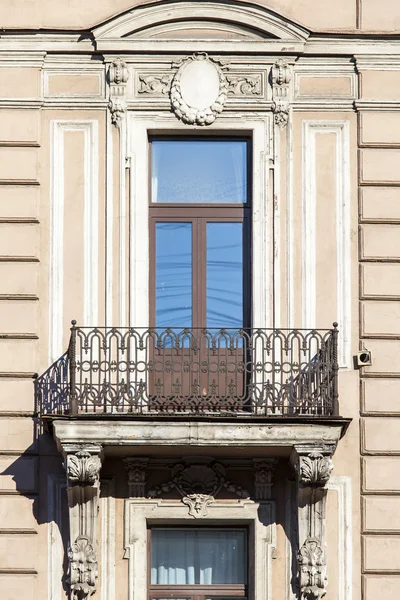 St. petersburg, russland, am 21. august 2016. architektonisches fragment einer fassade des alten historischen gebäudes — Stockfoto