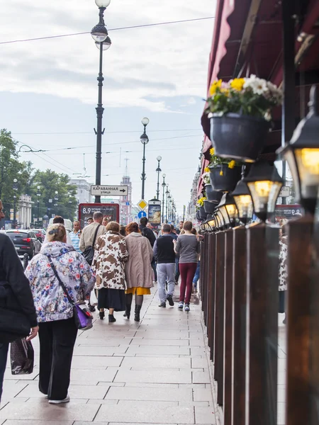 St. Petersburg, Rusland, op 20 augustus 2016. Stedelijke weergave. Mensen gaan langs Nevsky Avenue. Bewolkte dag — Stockfoto