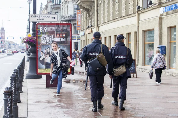 ST. PETERSBURG, RUSIA, 20 de agosto de 2016. Vista urbana. Policías patrullan Avenida Nevsky —  Fotos de Stock