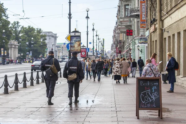 ST. PETERSBURG, RUSIA, 20 de agosto de 2016. Vista urbana. Policías patrullan Avenida Nevsky —  Fotos de Stock