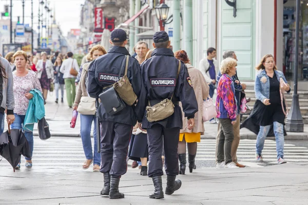 ST. PETERSBURG, RUSSIA, on August 20, 2016. Urban view. Police officers patrol Nevsky Avenue — Stock Photo, Image