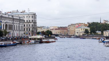  St. Petersburg, Rusya, Ağustos 2o, 2016. Fontanka Nehri setin. Gezi gemileri turistler için bekleyen kıyıya demirlemiş