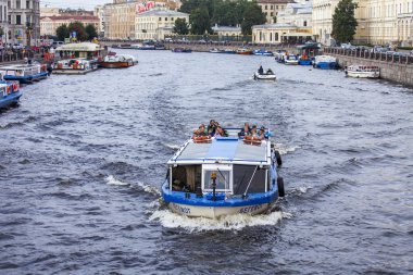 St. Petersburg, Rusya, Ağustos 2o, 2016. Fontanka Nehri. Gezi gemisi yolcu ile yüzen