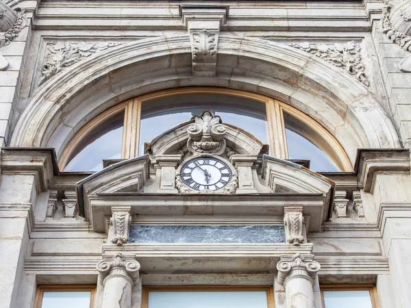 St. PETERSBURG, RUSSIA, il 21 agosto 2016. Frammento architettonico di una facciata del vecchio edificio storico — Foto Stock