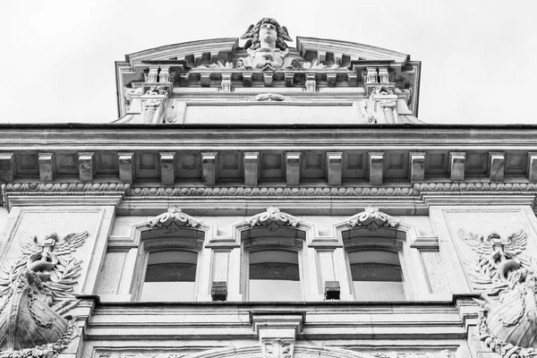 ST. PETERSBURG, RUSIA, 21 de agosto de 2016. Fragmento arquitectónico de una fachada del antiguo edificio histórico —  Fotos de Stock