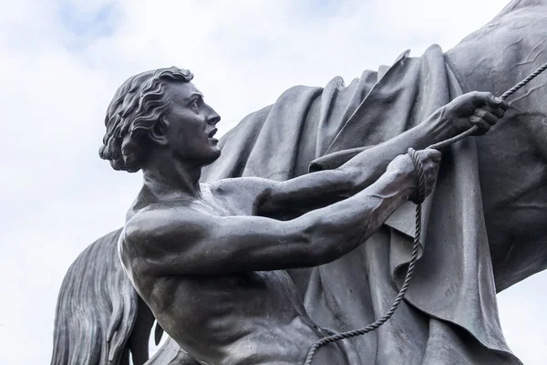 ST. PETERSBURG, RÚSSIA, em agosto 19, 2016. Um fragmento do grupo sculptural na ponte de Anichkovy através do rio de Fontanka, um de vistas da cidade — Fotografia de Stock