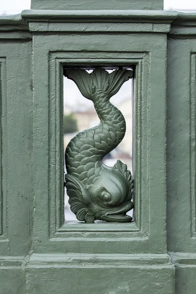 Fragment van een decoratief rooster van een bescherming van Anichkov brug in St. Petersburg, Rusland. — Stockfoto