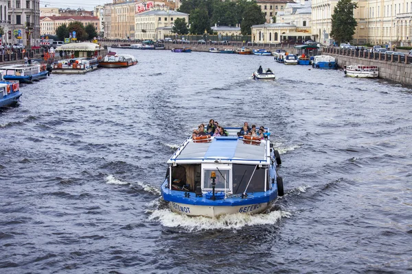 St. Petersburg, Rosja, na 2o sierpień, 2016. Rzeki Fontanka. Statek wycieczkowy unosi się z pasażerami — Zdjęcie stockowe