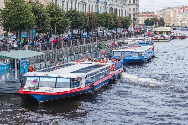 St. Petersburg, Rosja, na 2o sierpień, 2016. Nabrzeże rzeki Fontanka. Statki wycieczkowe mają zacumowany do wybrzeża czeka na turystów — Zdjęcie stockowe