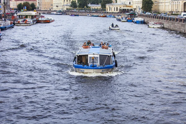 サンクトペテルブルク, ロシア, 2016, 8 月 2 o に。フォンタンカ川。遊覧船の乗客と浮かぶ — ストック写真