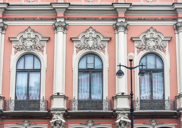 St. PETERSBURG, RUSSIA, il 21 agosto 2016. Frammento architettonico di una facciata del vecchio edificio storico — Foto Stock