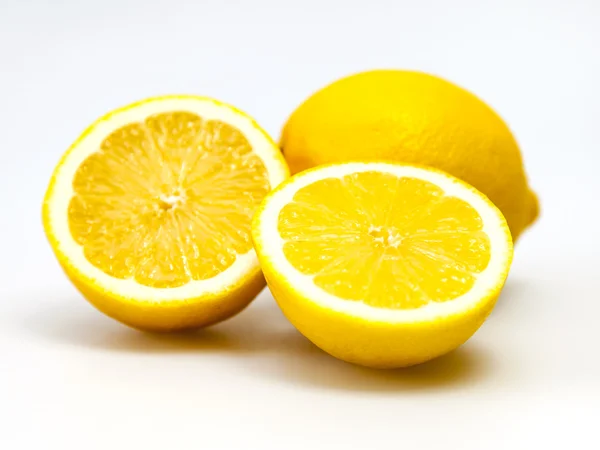 Lemons lie on a table — Stock Photo, Image