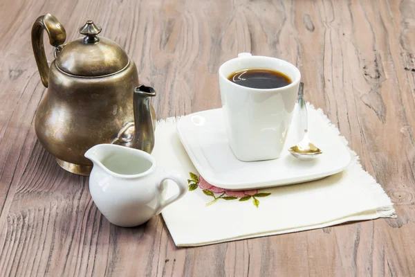 Кофе эспрессо и винтажный металлический кофейник — стоковое фото