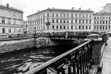 St. Petersburg, Rusya, 13 Ekim 2020. Gün batımında Griboyedov Kanalı ve manzaralı setlerin manzarası