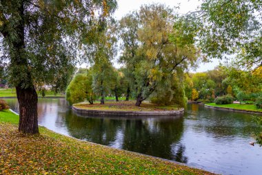 Saint Petersburg, Rusya, 13 Ekim 2020. Yusupov Bahçesi 'ndeki güzel göletin yakınındaki manzara geçidi. Yağmurlu hava