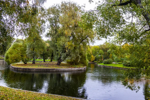 Sankt Petersburg Ryssland Oktober 2020 Natursköna Pass Nära Vacker Damm — Stockfoto