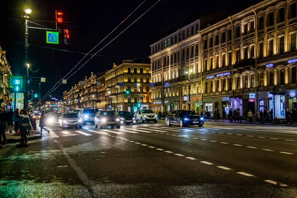 2020年10月13日 俄罗斯圣彼得堡 Nevsky Prospect 城市的主要街道 傍晚时分 — 图库照片