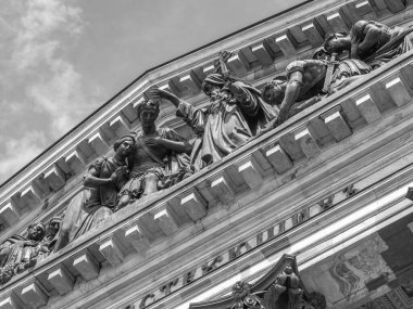 St. Petersburg, Rusya, 13 Temmuz 2020. Şehrin en önemli etkinliklerinden biri St. Isaac Katedrali 'dir. Bir sütunla ön cephenin bir parçası