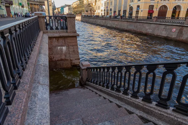 ロシアのサンクトペテルブルク2020年6月13日 グリボエドフ運河とその美しい堤防の眺め — ストック写真