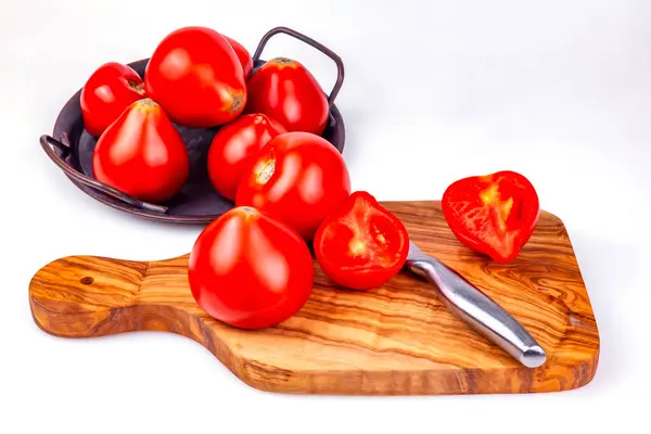 Verse Rijpe Tomaten Houten Snijplank Een Tafel — Stockfoto