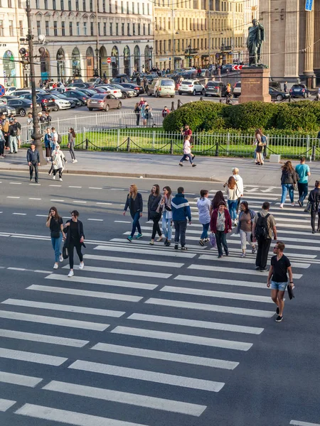 São Petersburgo Rússia Julho 2020 Pessoas Uma Travessia Pedestre Nevsky — Fotografia de Stock