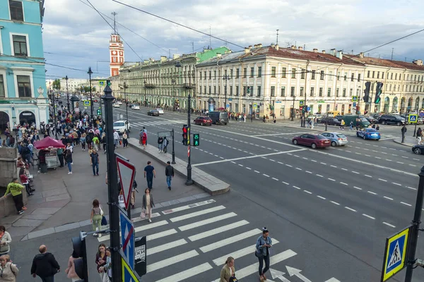 Petrohrad Rusko Července2020 Lidé Pěší Křižovatce Nevsky Prospect Hlavní Ulice — Stock fotografie