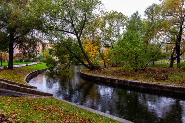 Saint Petersburg, Rusya, 13 Ekim 2020. Yusupov Bahçesi 'ndeki güzel göletin yakınındaki manzara geçidi. Yağmurlu hava