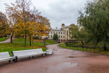 Saint Petersburg, Rusya, 13 Ekim 2020. Yusupov Bahçesi 'ndeki güzel göletin yakınındaki manzara geçidi. Yağmurlu hava