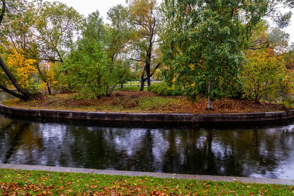 ロシアのサンクトペテルブルク2020年10月13日 ユスポフ庭園の美しい池の近くの風景パス 雨の日 — ストック写真