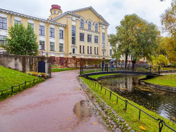 ロシアのサンクトペテルブルク2020年10月13日 ユスポフ庭園の美しい池の近くの風景パス 雨の日 — ストック写真