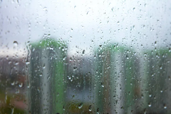 Мокрый Стакан Капельками Время Дождя Вид Улицу Здания Сосредоточься Капли — стоковое фото