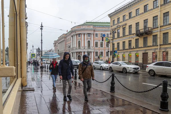 2020年10月13日 俄罗斯圣彼得堡 涅夫斯基的前景是城市的主要街道在下雨天 — 图库照片