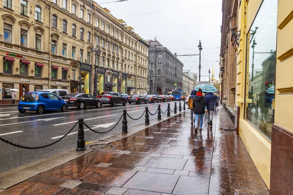 ロシアのサンクトペテルブルク2020年10月13日 ネフスキーの見通しは雨の日に街のメインストリートです — ストック写真