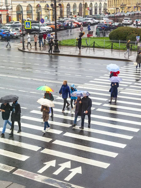 San Petersburgo Rusia Octubre 2020 Personas Cruce Peatonal Nevsky Prospect —  Fotos de Stock