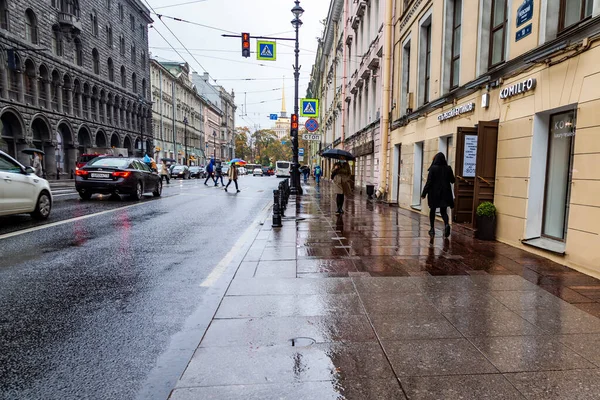 Saint Petersburg, Russia, October 13, 2020. Nevsky prospect is the main street of the city at rainy weather — Stock Image Saint Petersburg Russia October 2020 Nevsky Prospect Main Street City Royalty Free Stock Images