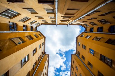 St. Petersburg, Rusya, 13 Haziran 2020. Rubinstein caddesindeki şehir avlusunun tipik manzarası. Evlerin arasında gökyüzü görünüyor.