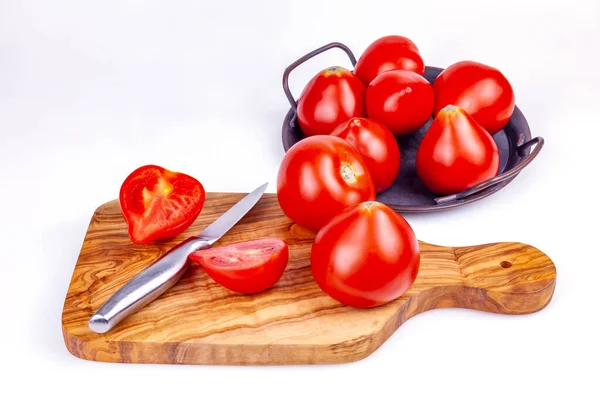 Verse Rijpe Tomaten Houten Snijplank Een Tafel — Stockfoto
