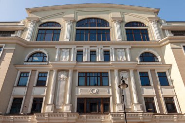 Moskova, Rusya, 11 Ağustos 2020. Şehrin tarihi semtinin mimari topluluğu. Cephe Parçası