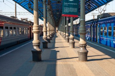 MOSCOW, Rusya, Eylül, 23, 2020. Banliyö elektrik treni Yaroslavl tren istasyonunda durdu..