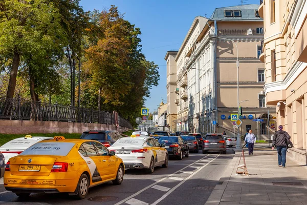 Moscú Rusia Septiembre 2020 Coches Largo Sretensky Boulevard Soleado Día — Foto de Stock