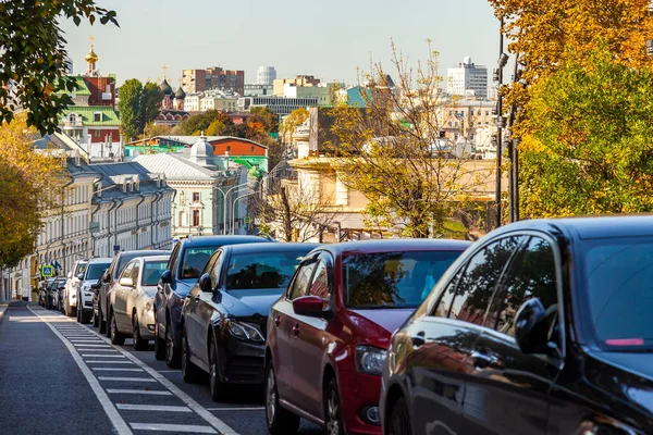 Moscú Rusia Septiembre 2020 Coches Coche Largo Rozhdestvensky Boulevard Soleado —  Fotos de Stock