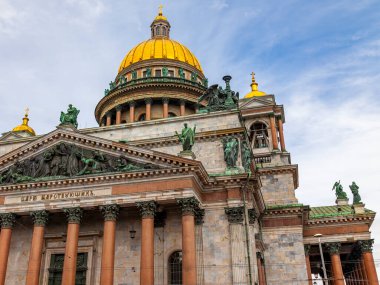 St. Petersburg, Rusya, 13 Temmuz 2020. Şehrin en önemli etkinliklerinden biri St. Isaac Katedrali 'dir. Bir sütunla ön cephenin bir parçası