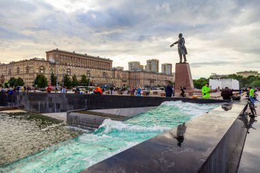 St. Petersburg, Rusya, 13 Haziran 2020. Moskovskaya Meydanı mimari topluluğu, fırtınadan önce.