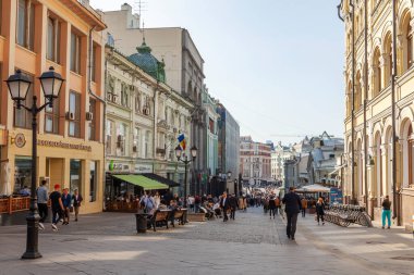 Moskova, Rusya, 11 Ağustos 2020. Kuznetsky 'nin ünlü alışveriş caddesinin mimari topluluğu şehrin tarihi bölgesinde.