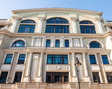 Moskova, Rusya, 23 Eylül 2020. Şehrin tarihi semtinin mimari topluluğu. Cephe Parçası